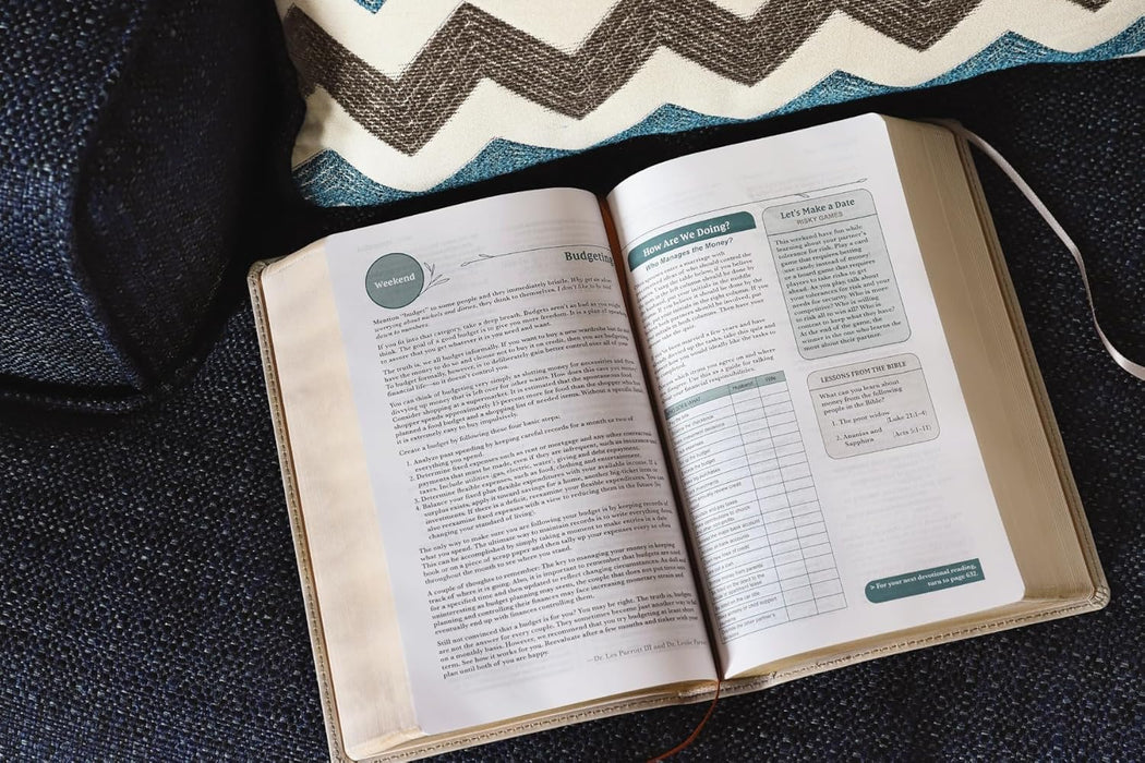 NIV Couples' Devotional Bible
